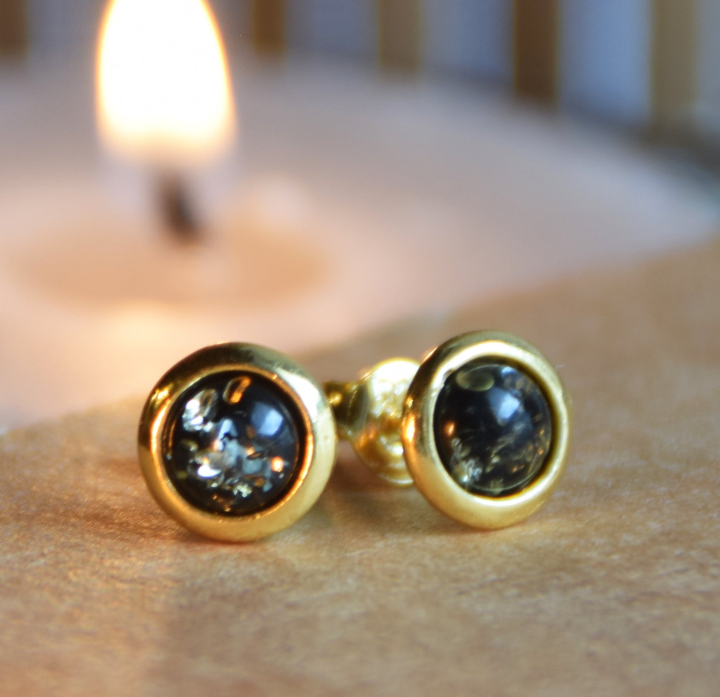Orecchini tondi con Ambra naturale color verde e Argento 925 placcato in Oro 18k, MJ Baltica, BZK187