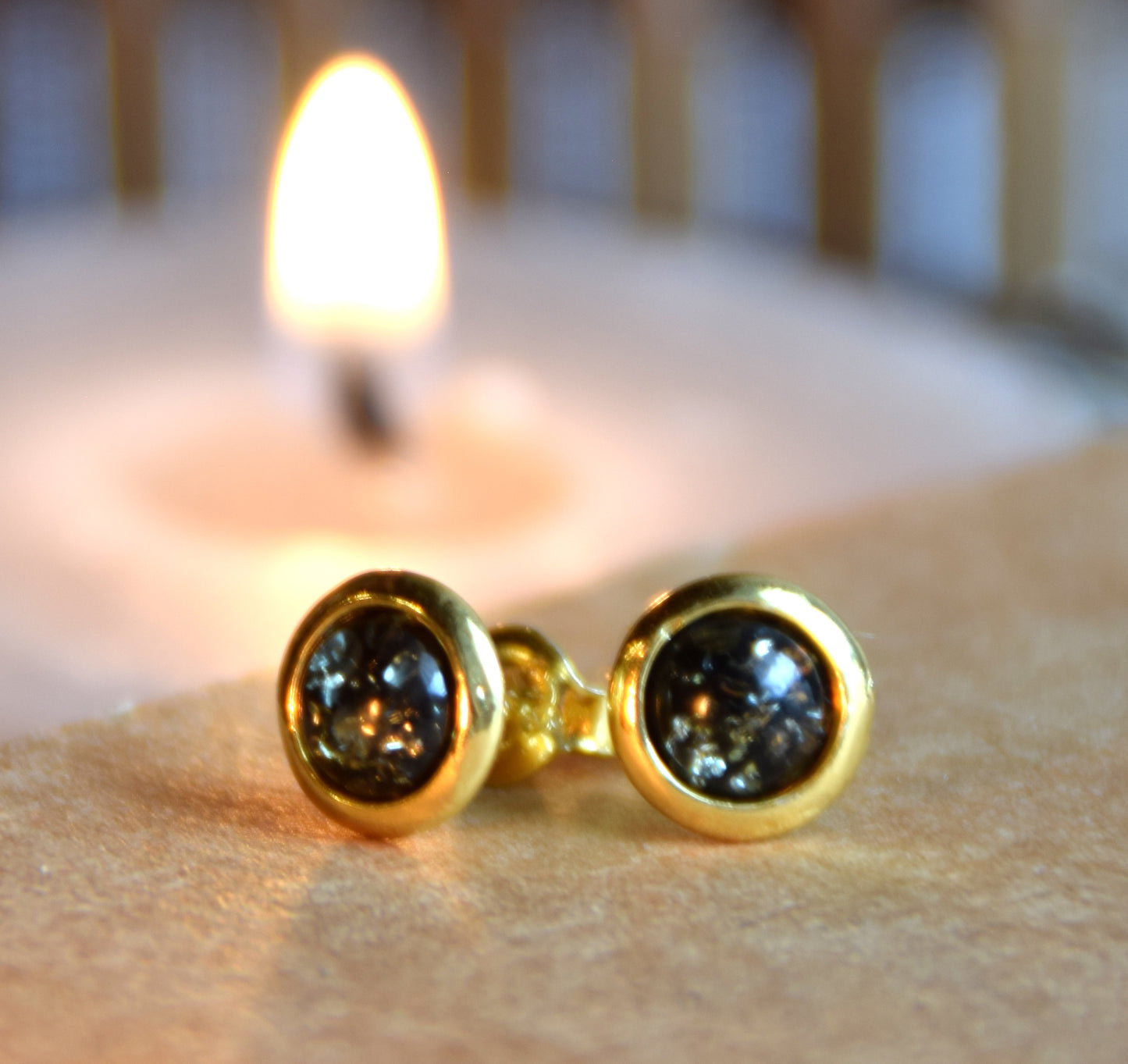 Orecchini tondi con Ambra naturale color verde e Argento 925 placcato in Oro 18k, MJ Baltica, BZK187