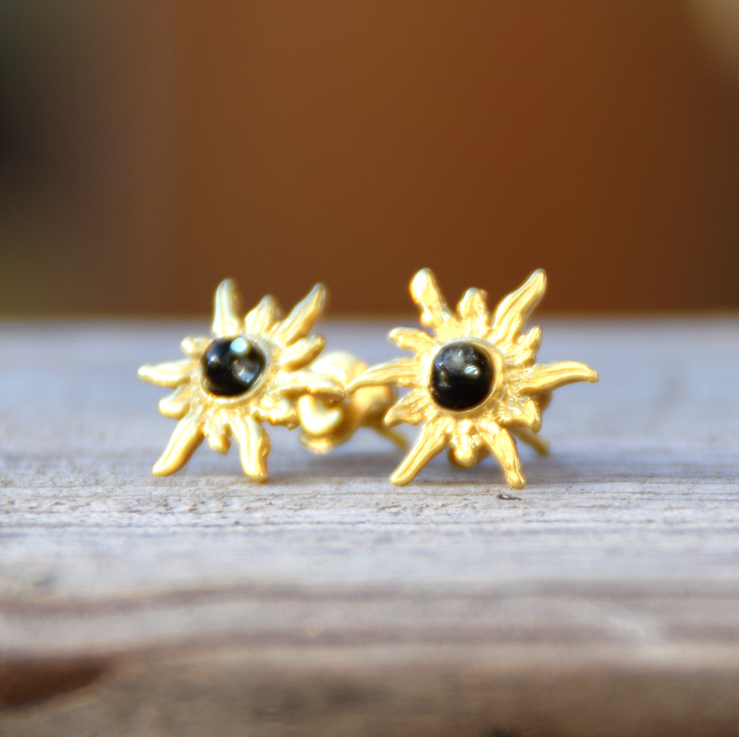 Orecchini a forma di sole con Ambra naturale color verde e Argento 925 placcato in Oro 18k, MJ Baltica, BZK188