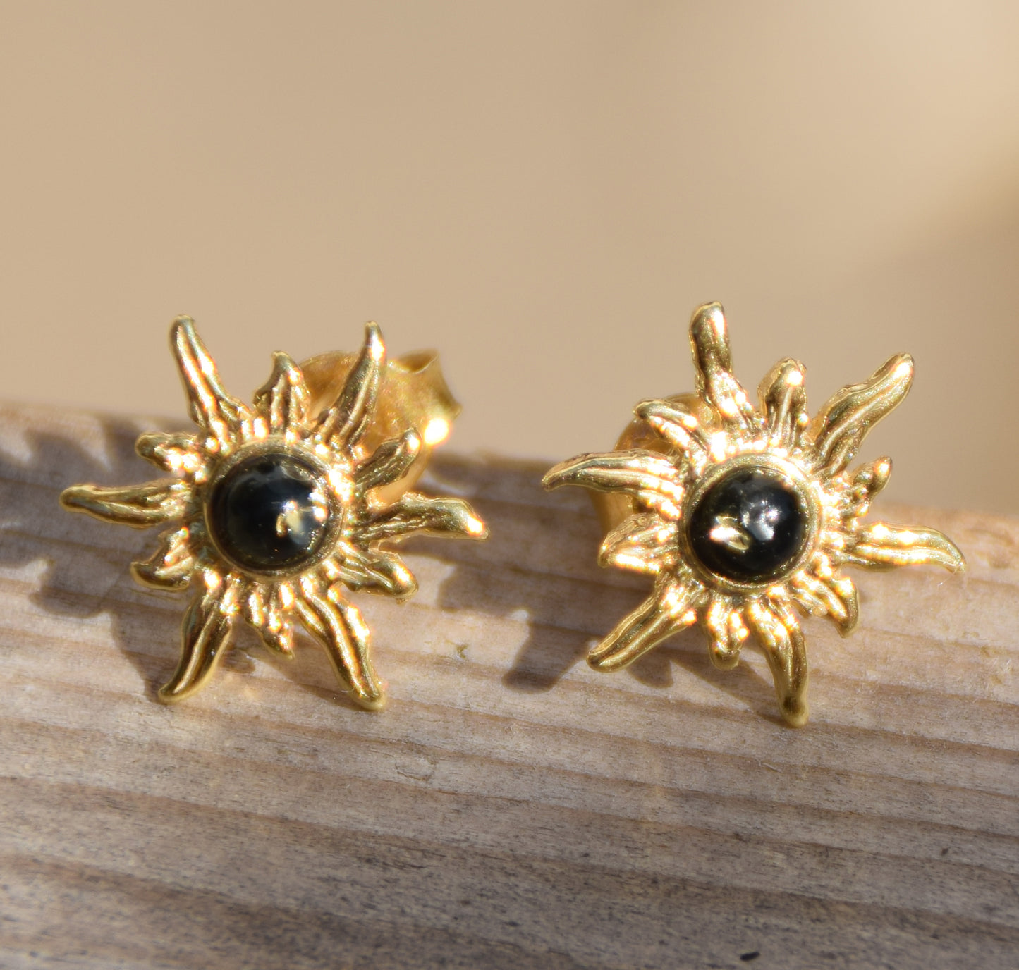 Orecchini a forma di sole con Ambra naturale color verde e Argento 925 placcato in Oro 18k, MJ Baltica, BZK188