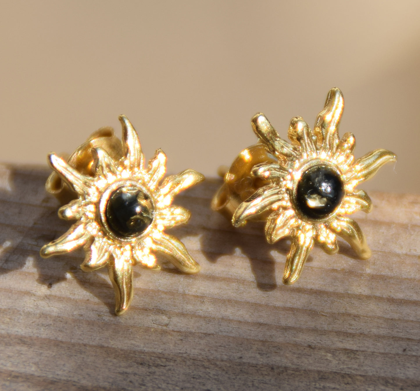 Orecchini a forma di sole con Ambra naturale color verde e Argento 925 placcato in Oro 18k, MJ Baltica, BZK188