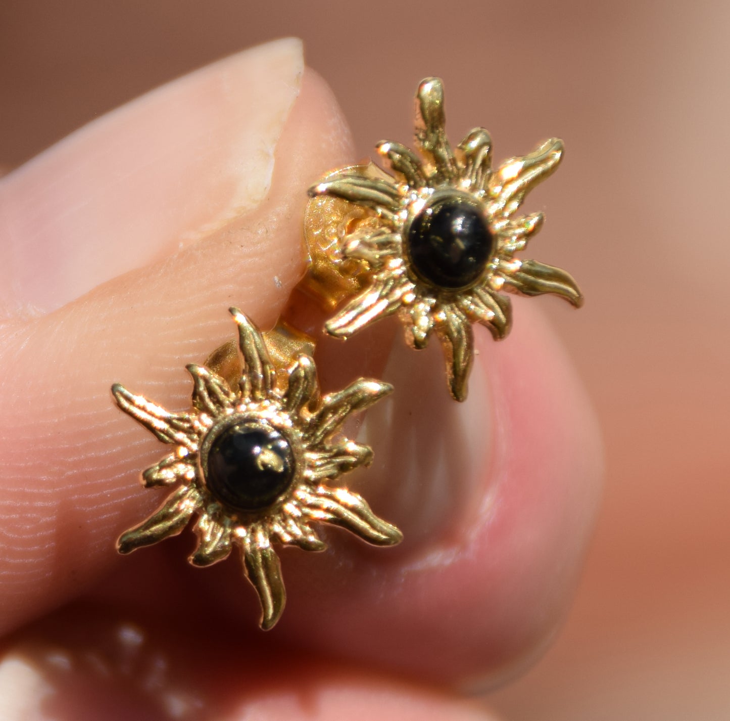 Orecchini a forma di sole con Ambra naturale color verde e Argento 925 placcato in Oro 18k, MJ Baltica, BZK188