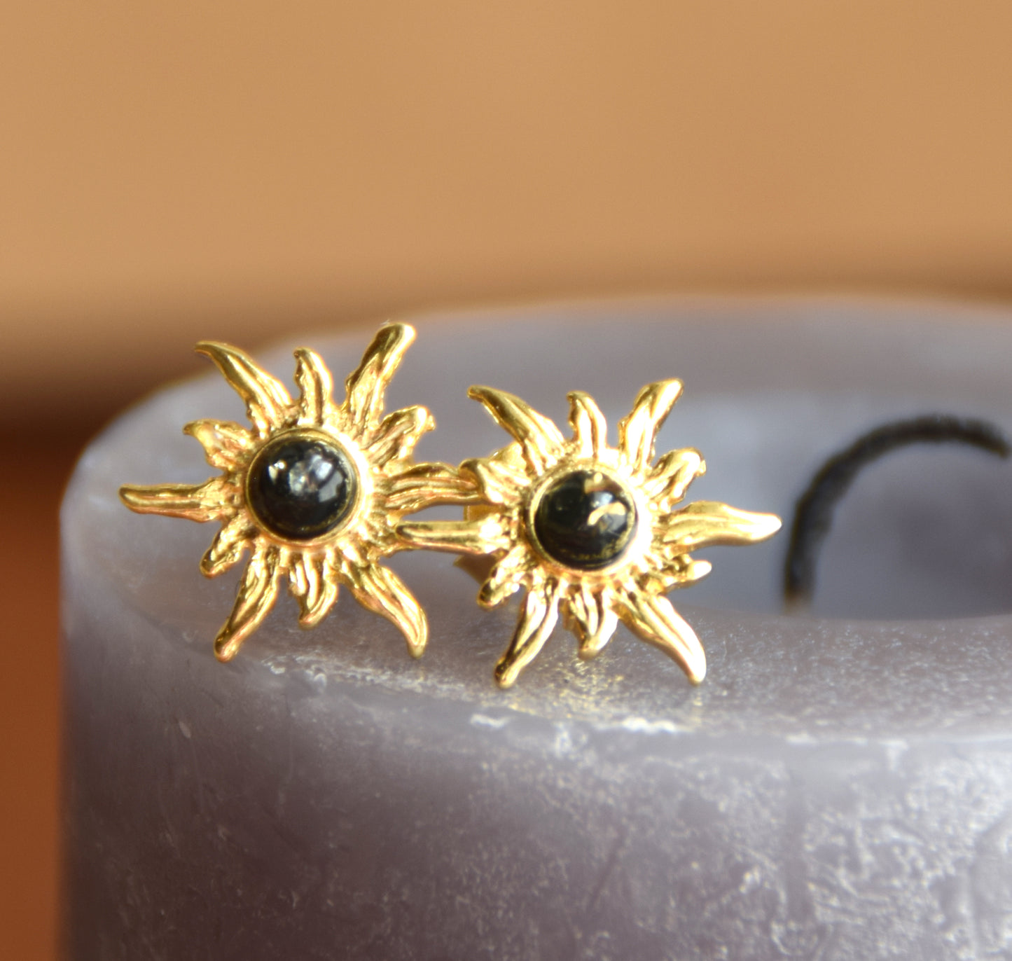 Orecchini a forma di sole con Ambra naturale color verde e Argento 925 placcato in Oro 18k, MJ Baltica, BZK188