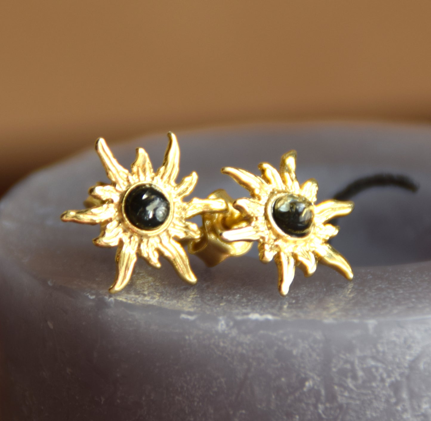 Orecchini a forma di sole con Ambra naturale color verde e Argento 925 placcato in Oro 18k, MJ Baltica, BZK188