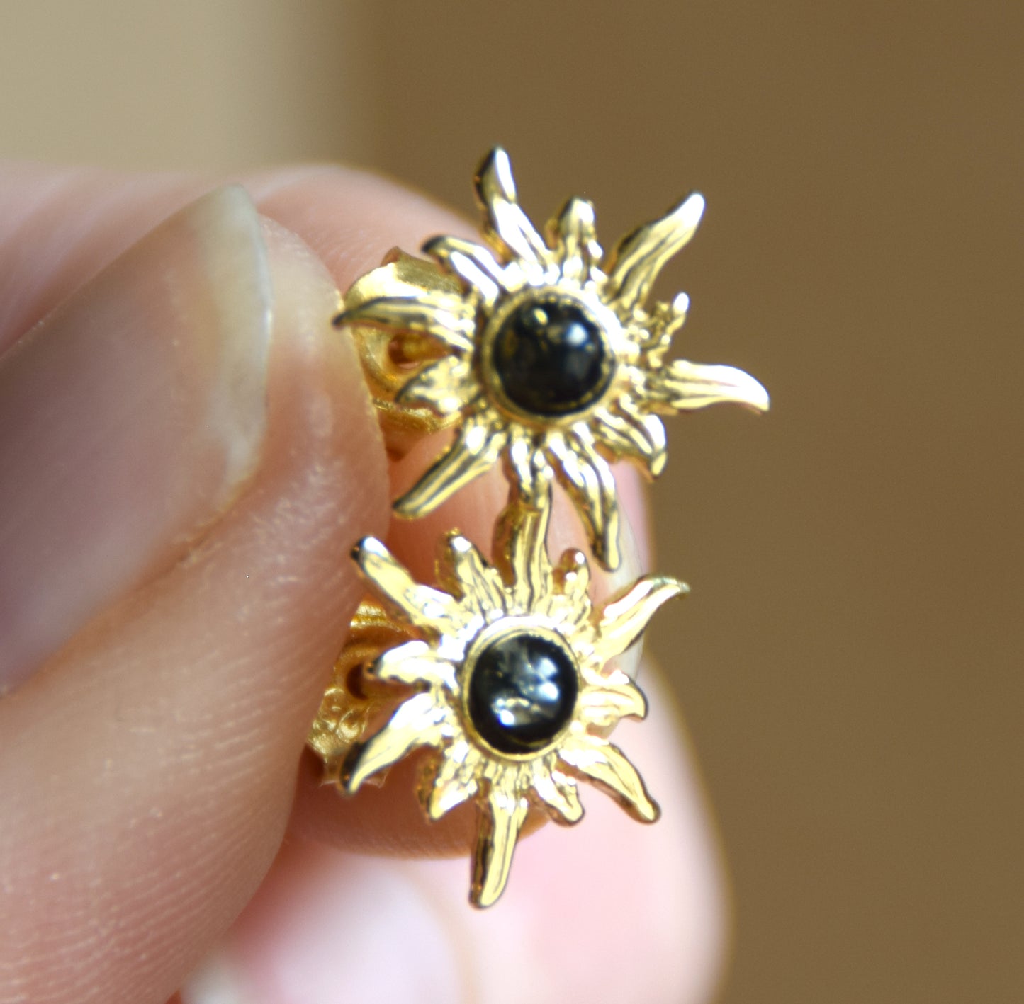 Orecchini a forma di sole con Ambra naturale color verde e Argento 925 placcato in Oro 18k, MJ Baltica, BZK188