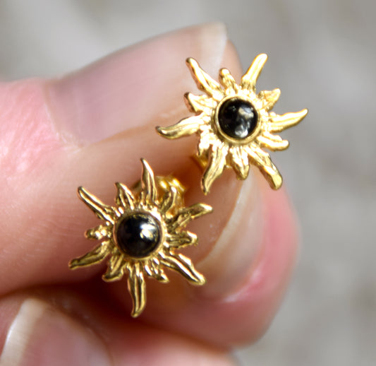 Sun-shaped earrings with natural green amber and 18k gold-plated 925 silver, MJ Baltica, BZK188