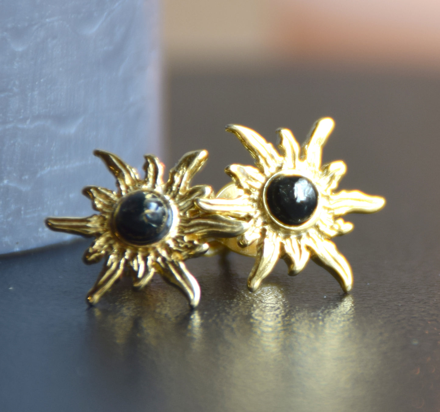 Orecchini a forma di sole con Ambra naturale color verde e Argento 925 placcato in Oro 18k, MJ Baltica, BZK188