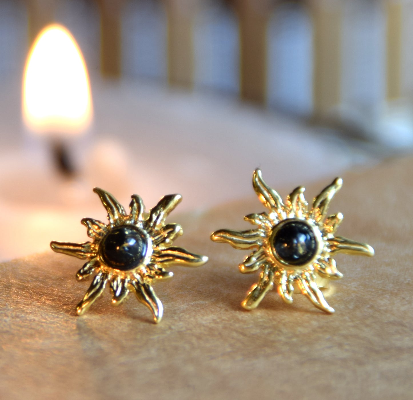 Orecchini a forma di sole con Ambra naturale color verde e Argento 925 placcato in Oro 18k, MJ Baltica, BZK188