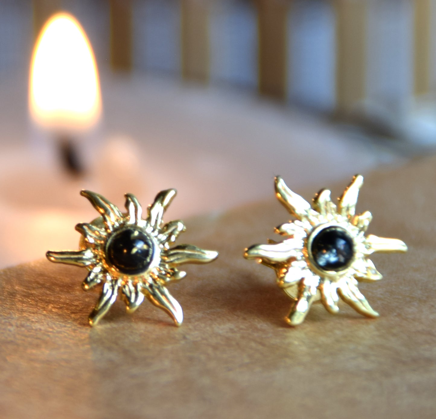Orecchini a forma di sole con Ambra naturale color verde e Argento 925 placcato in Oro 18k, MJ Baltica, BZK188