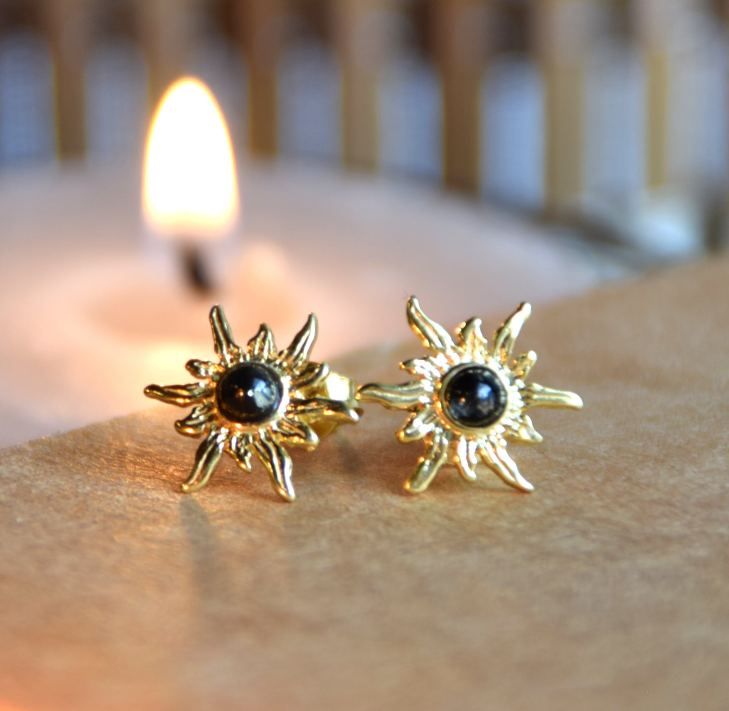 Orecchini a forma di sole con Ambra naturale color verde e Argento 925 placcato in Oro 18k, MJ Baltica, BZK188