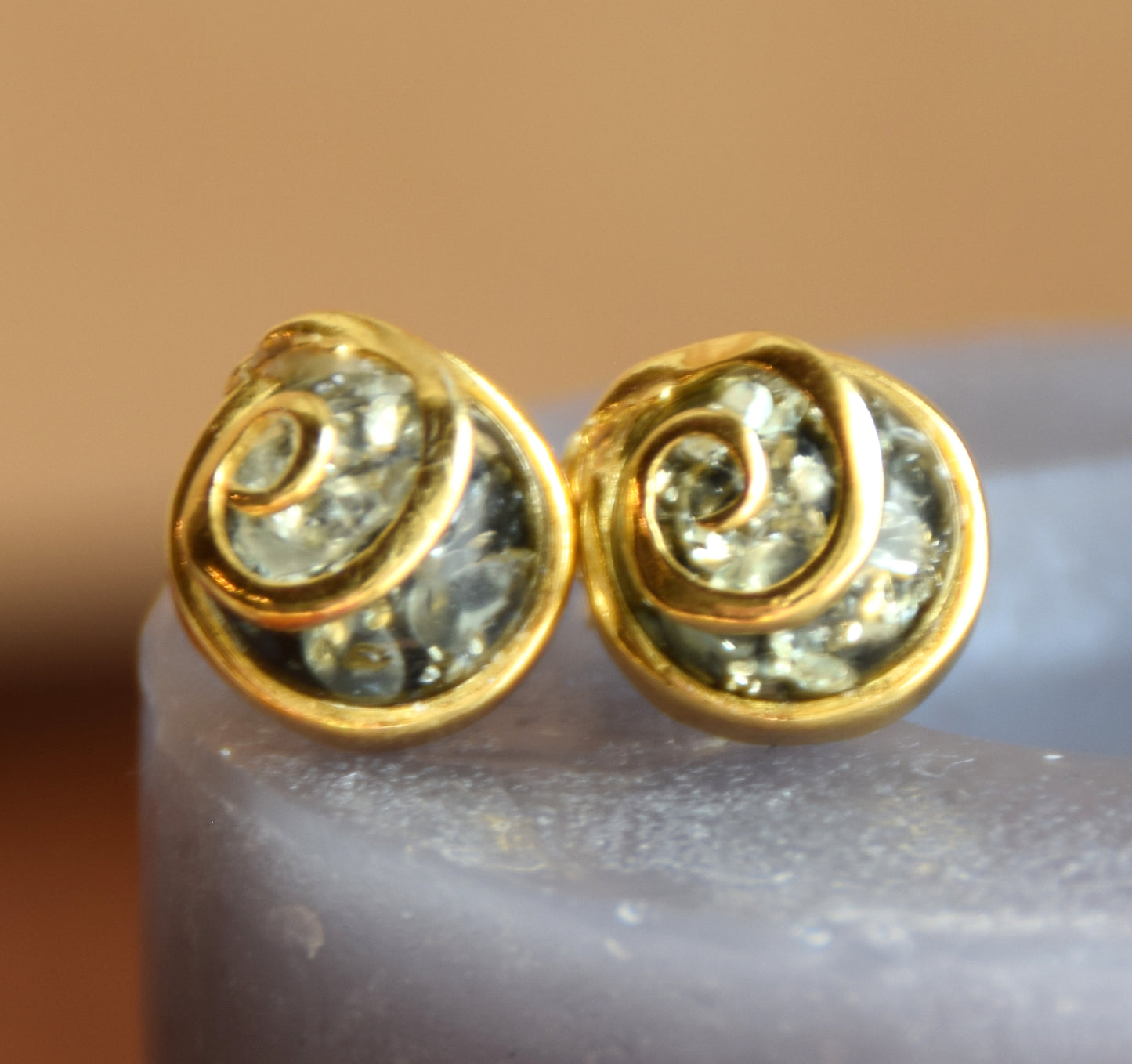 Ohrringe mit Spirale aus grünem Naturbernstein und 925er Sterlingsilber, 18 Karat vergoldet, MJ Baltica, BZK189