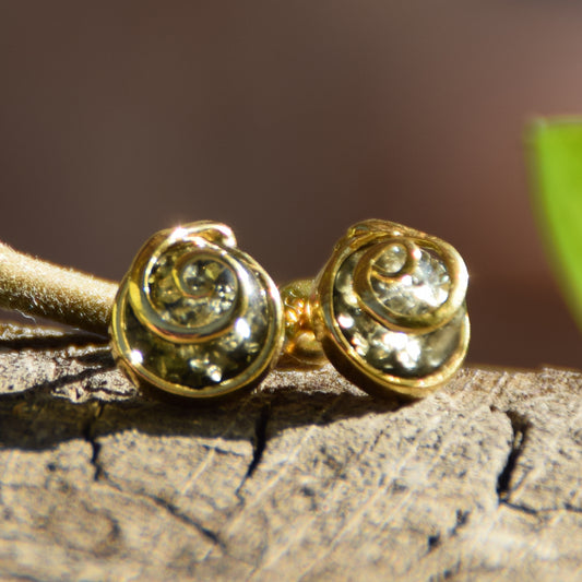 Ohrringe mit Spirale aus grünem Naturbernstein und 925er Sterlingsilber, 18 Karat vergoldet, MJ Baltica, BZK189