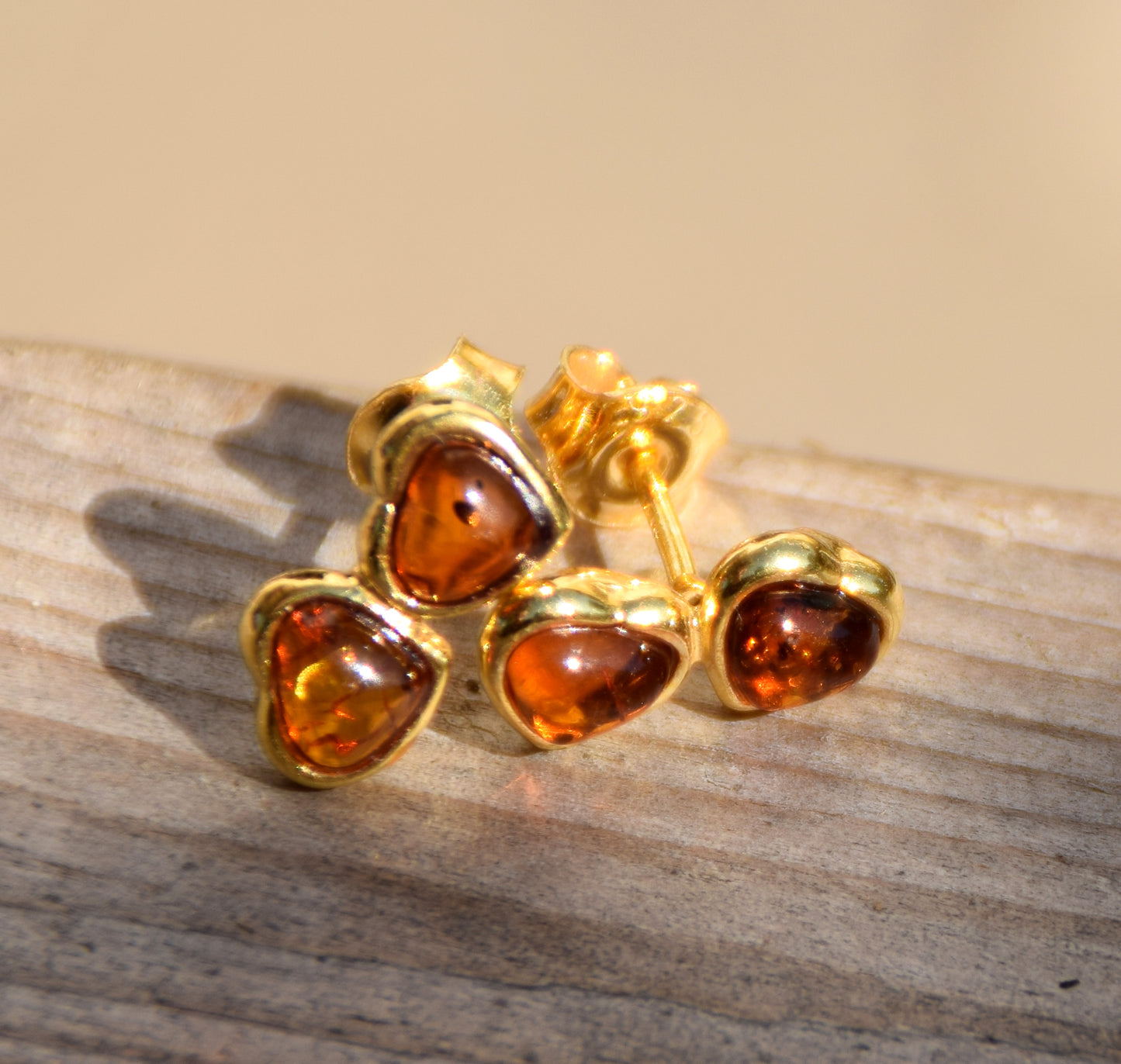 Romantische Doppelherz-Ohrringe aus naturfarbenem Cognac-Bernstein und 18 Karat vergoldetem 925er Silber, MJ Baltica, BZK190