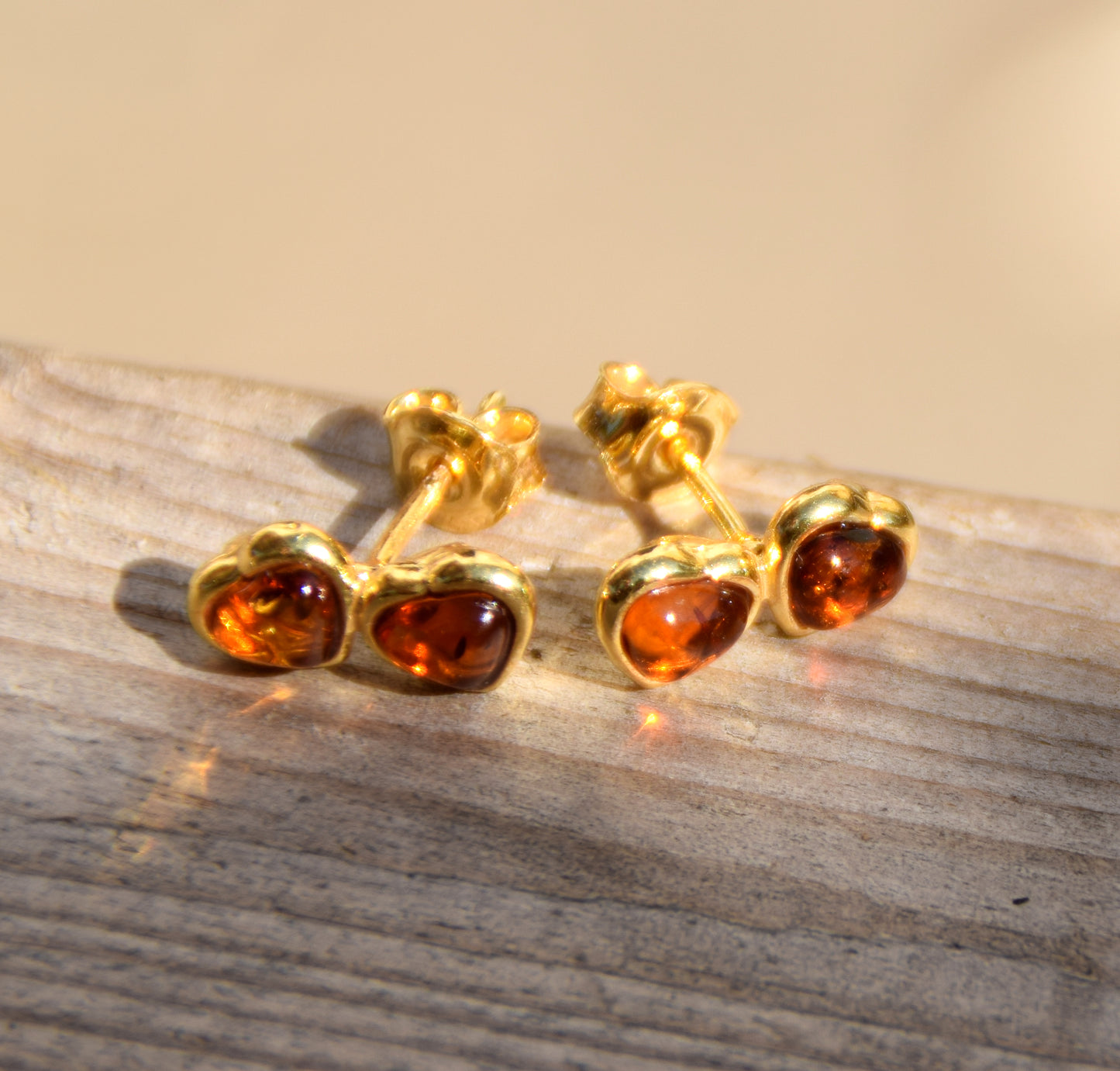 Romantische Doppelherz-Ohrringe aus naturfarbenem Cognac-Bernstein und 18 Karat vergoldetem 925er Silber, MJ Baltica, BZK190