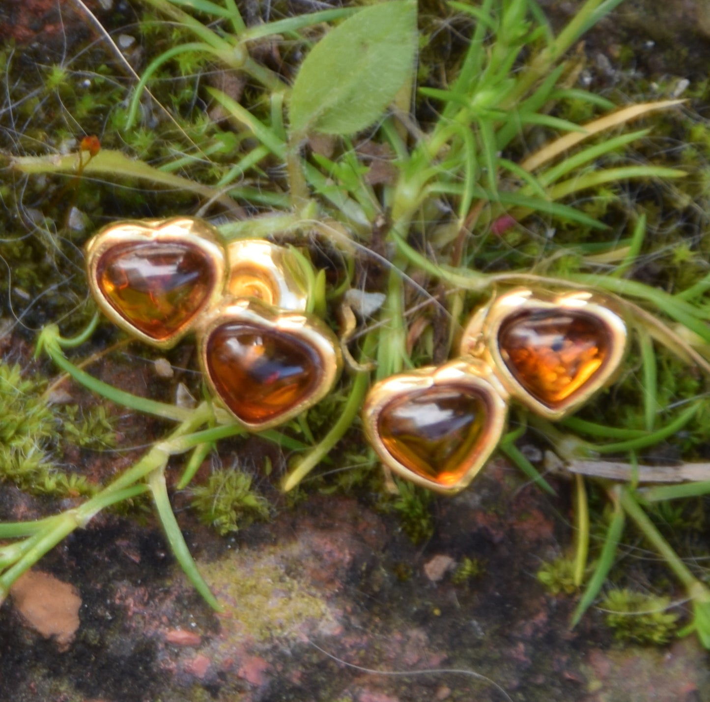 Romantische Doppelherz-Ohrringe aus naturfarbenem Cognac-Bernstein und 18 Karat vergoldetem 925er Silber, MJ Baltica, BZK190