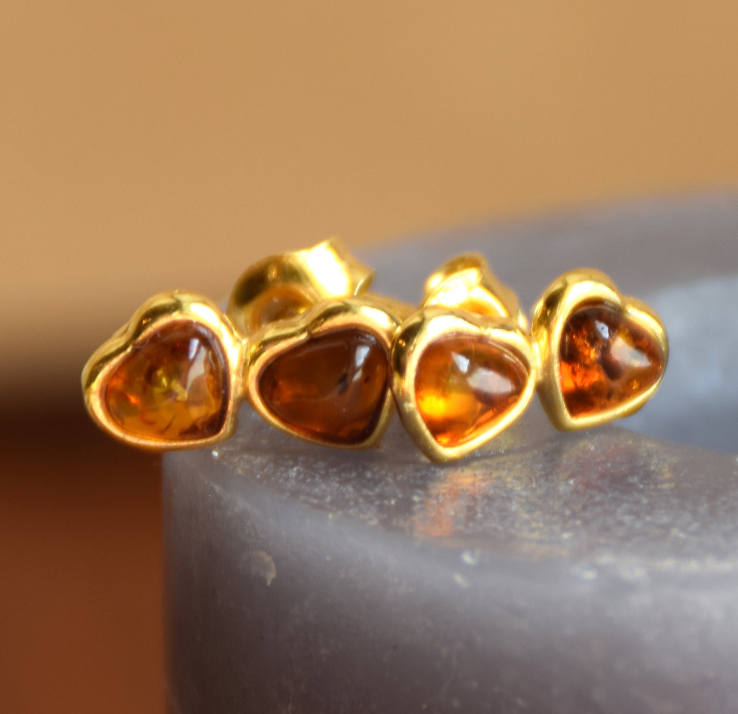 Romantische Doppelherz-Ohrringe aus naturfarbenem Cognac-Bernstein und 18 Karat vergoldetem 925er Silber, MJ Baltica, BZK190