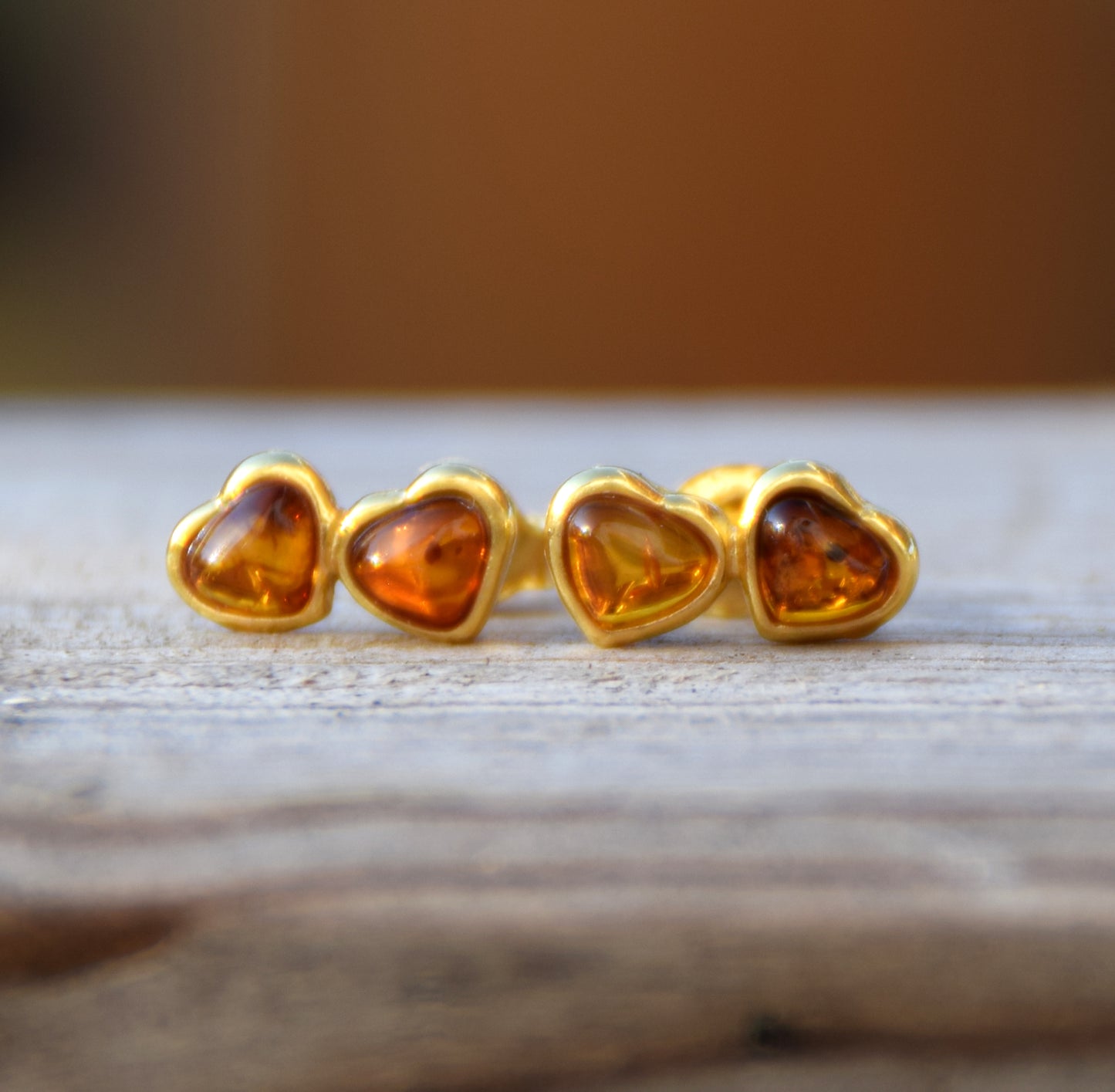 Romantische Doppelherz-Ohrringe aus naturfarbenem Cognac-Bernstein und 18 Karat vergoldetem 925er Silber, MJ Baltica, BZK190