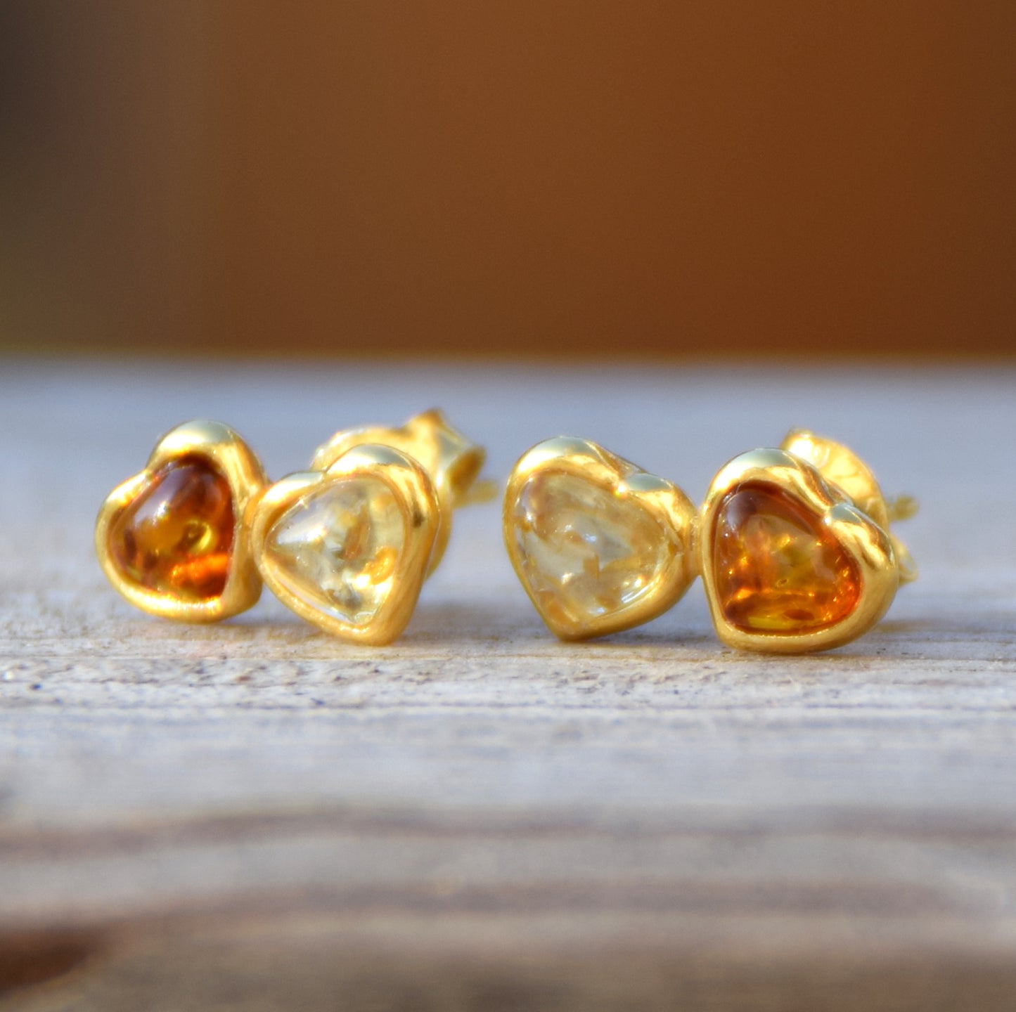 Romantic two-heart earrings in natural cognac and gold amber and 18k gold-plated 925 Sterling Silver, MJ Baltica, BZK191
