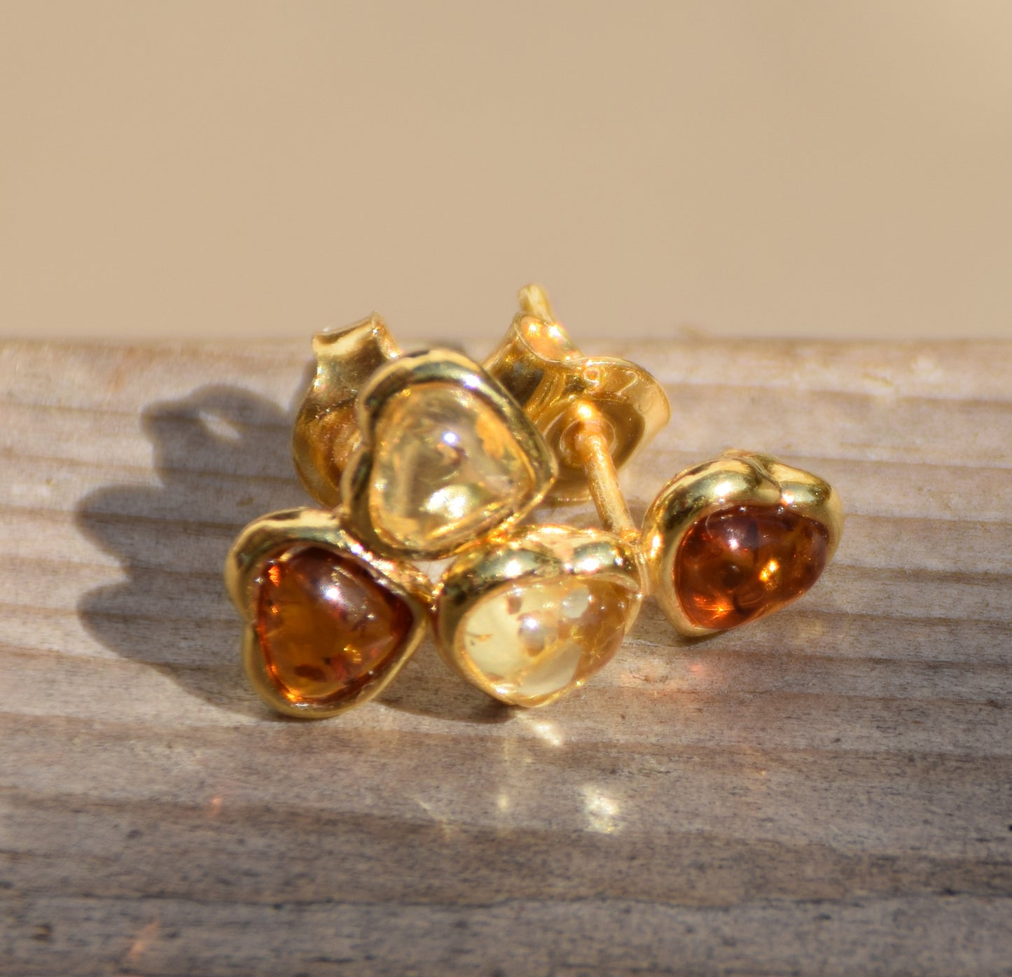 Romantic two-heart earrings in natural cognac and gold amber and 18k gold-plated 925 Sterling Silver, MJ Baltica, BZK191