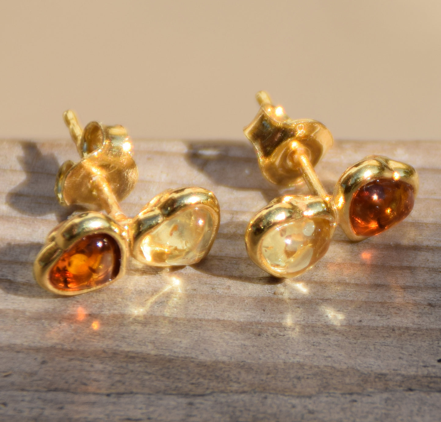 Romantic two-heart earrings in natural cognac and gold amber and 18k gold-plated 925 Sterling Silver, MJ Baltica, BZK191