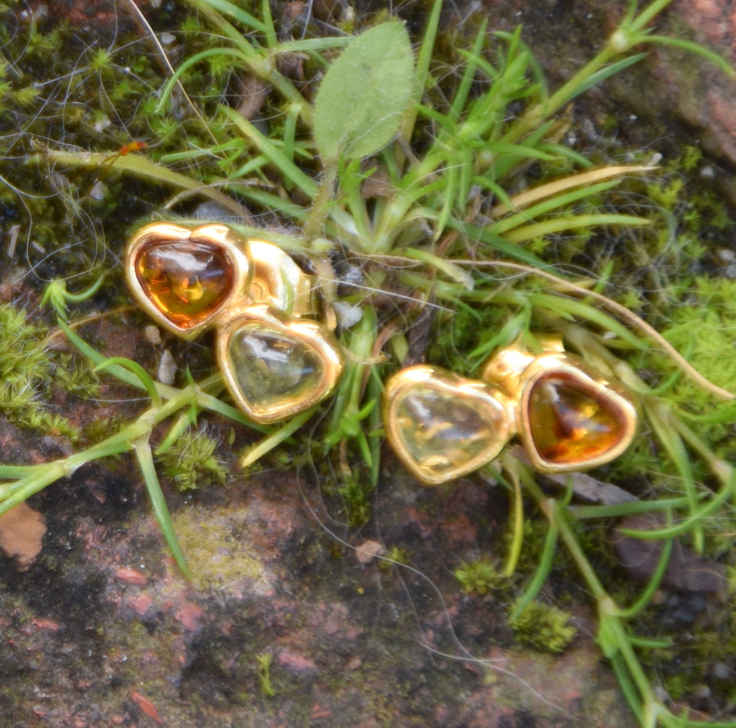 Romantic two-heart earrings in natural cognac and gold amber and 18k gold-plated 925 Sterling Silver, MJ Baltica, BZK191