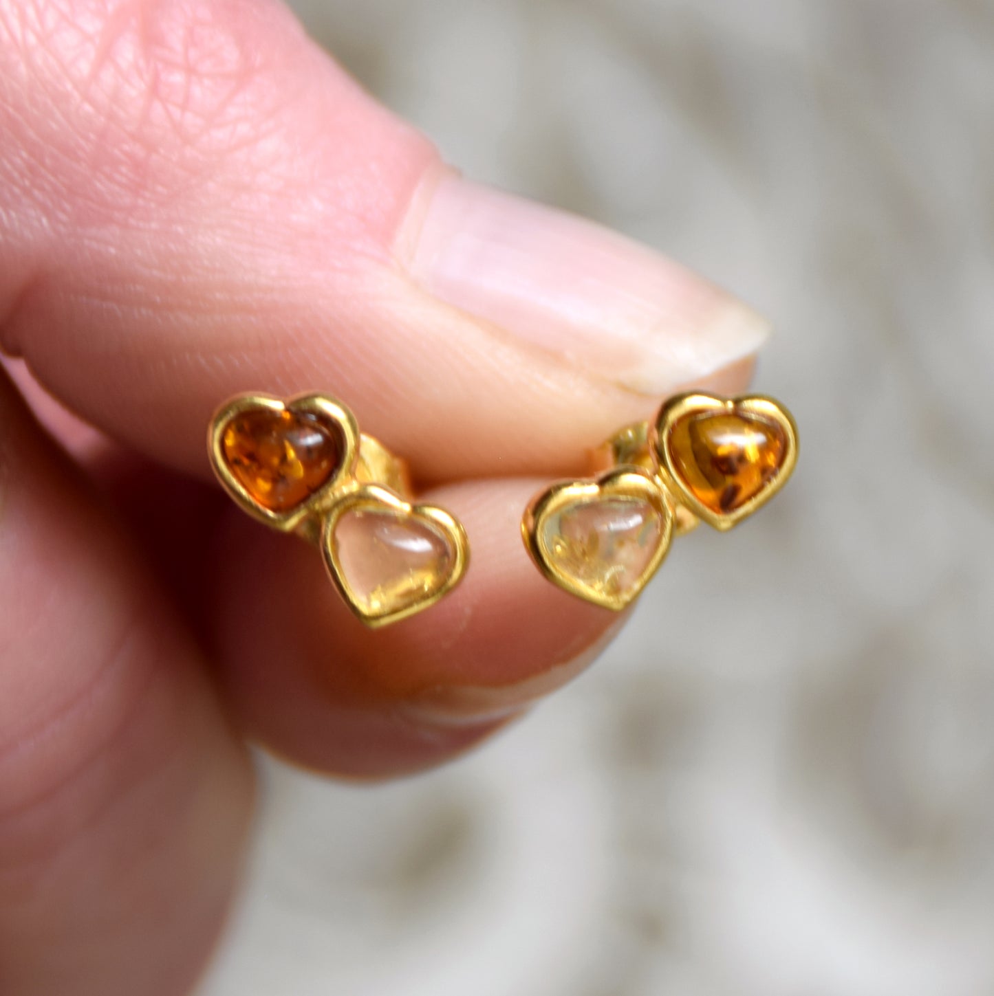 Romantic two-heart earrings in natural cognac and gold amber and 18k gold-plated 925 Sterling Silver, MJ Baltica, BZK191