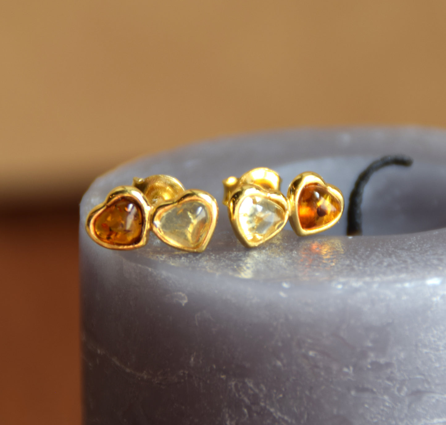 Romantic two-heart earrings in natural cognac and gold amber and 18k gold-plated 925 Sterling Silver, MJ Baltica, BZK191