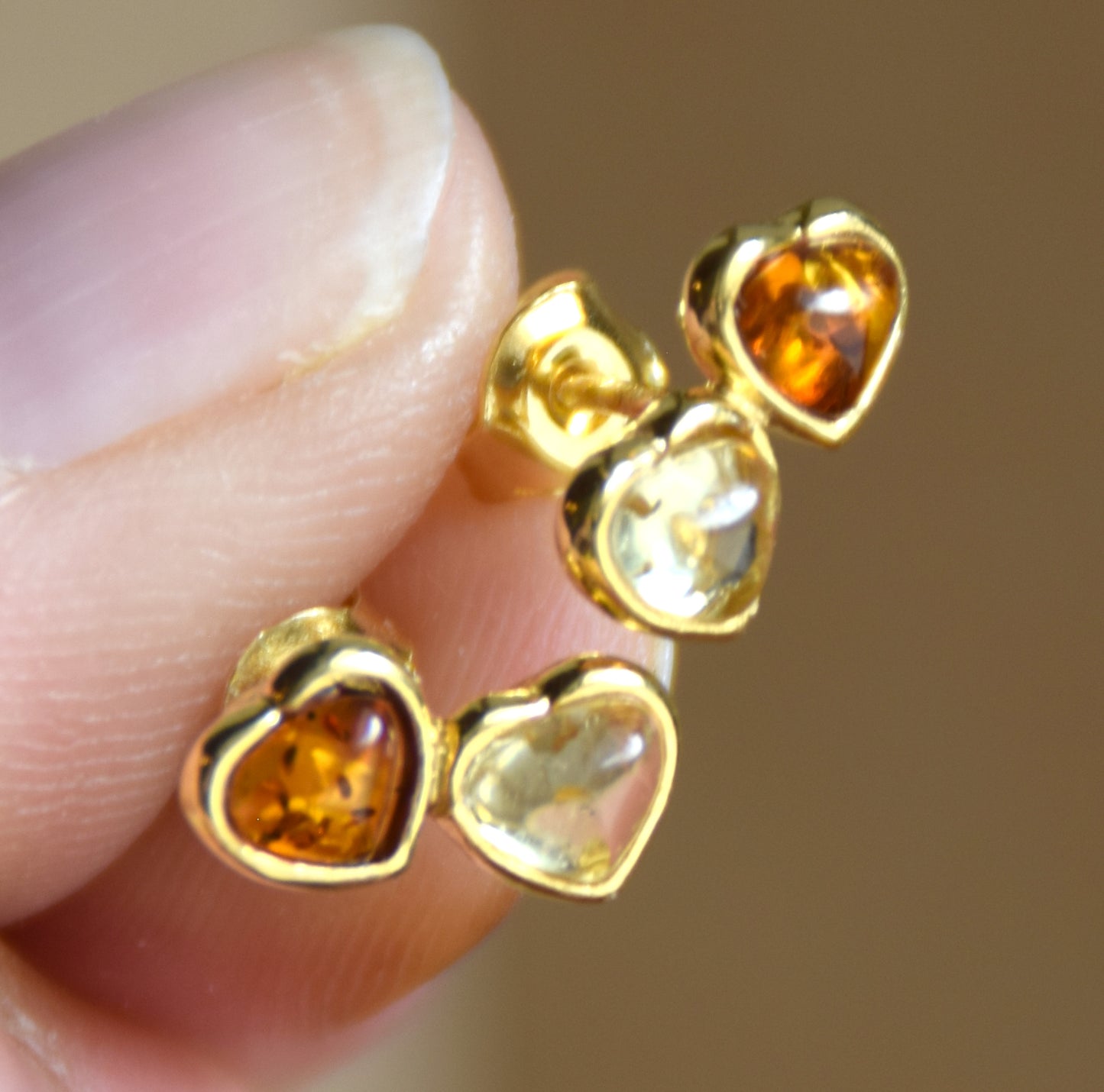 Romantic two-heart earrings in natural cognac and gold amber and 18k gold-plated 925 Sterling Silver, MJ Baltica, BZK191