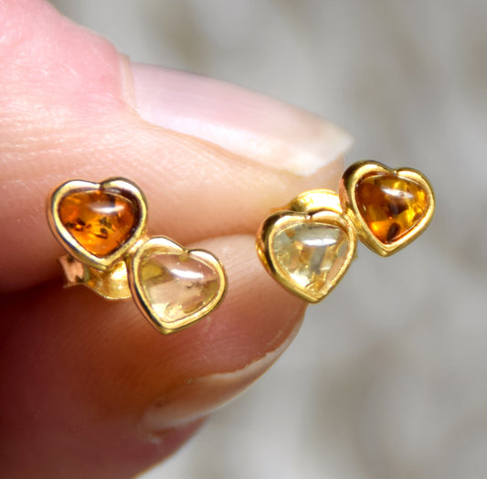 Romantic two-heart earrings in natural cognac and gold amber and 18k gold-plated 925 Sterling Silver, MJ Baltica, BZK191