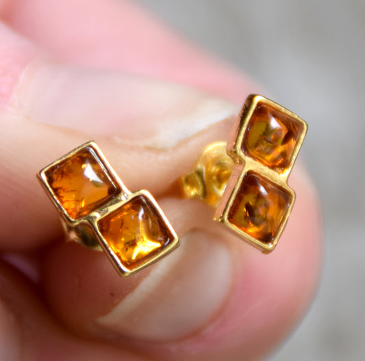 Essential stud earrings with cognac natural amber and 18k gold-plated silver, MJ Baltica, BZK192