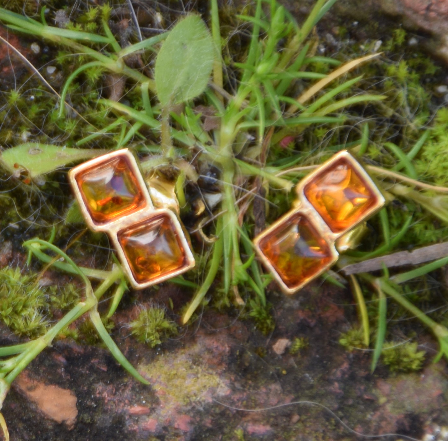 Ohrstecker im schlichten Stil mit naturbelassenem cognacfarbenem Bernstein und 18 Karat vergoldetem Silber, MJ Baltica, BZK192