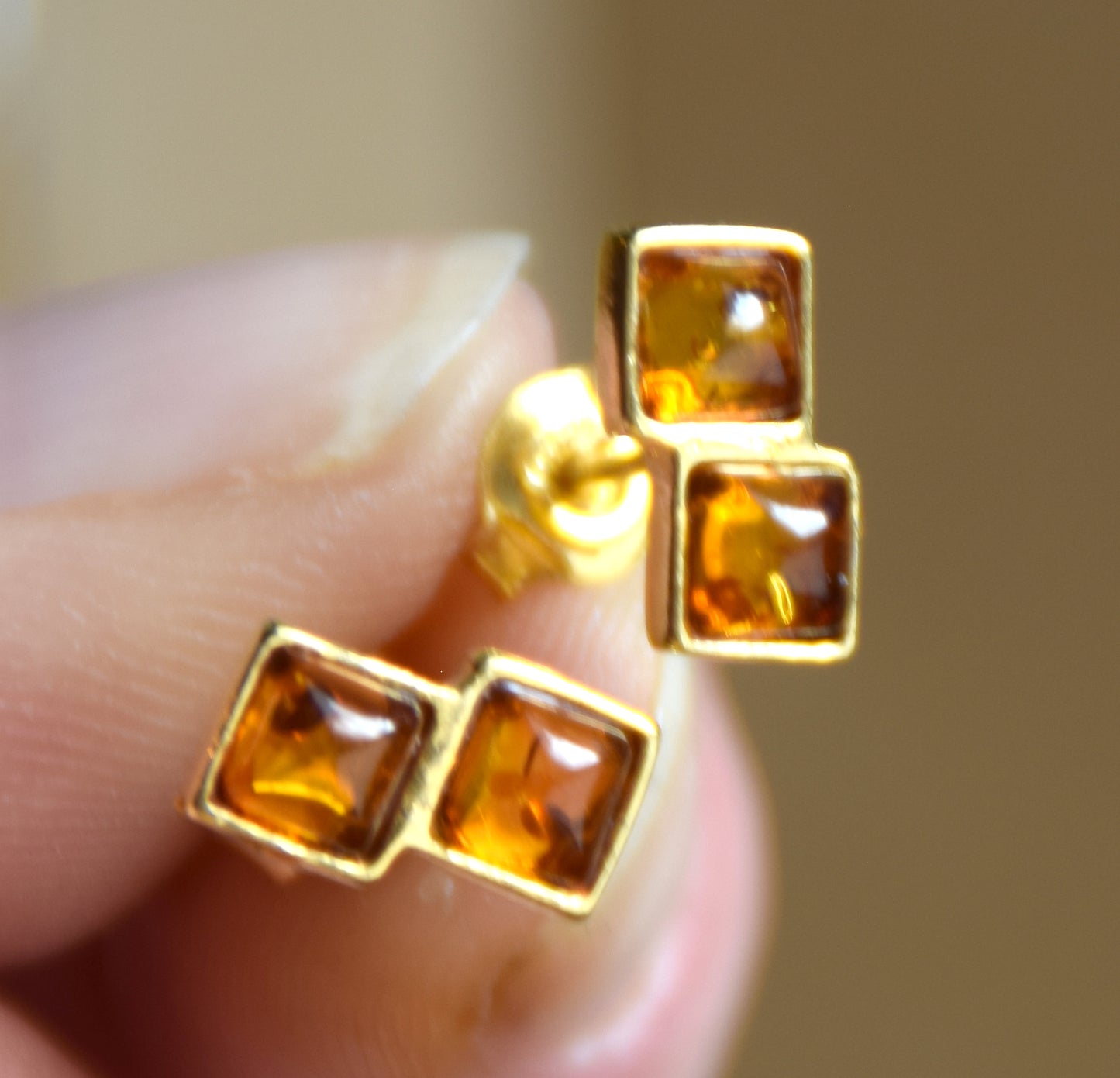 Ohrstecker im schlichten Stil mit naturbelassenem cognacfarbenem Bernstein und 18 Karat vergoldetem Silber, MJ Baltica, BZK192