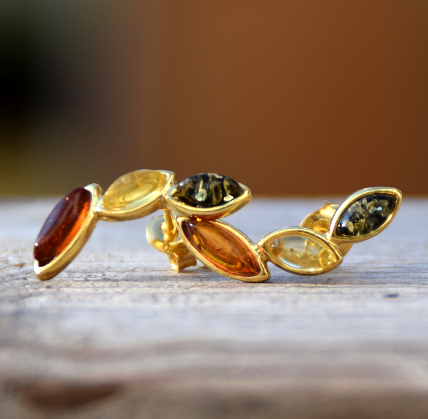 Eleganti orecchini floreali con Ambra naturale di varie tonalità e Argento 925 placcato Oro 18k, MJ Baltica, BZK193