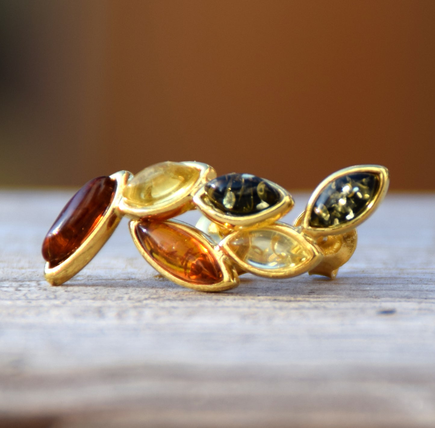 Eleganti orecchini floreali con Ambra naturale di varie tonalità e Argento 925 placcato Oro 18k, MJ Baltica, BZK193