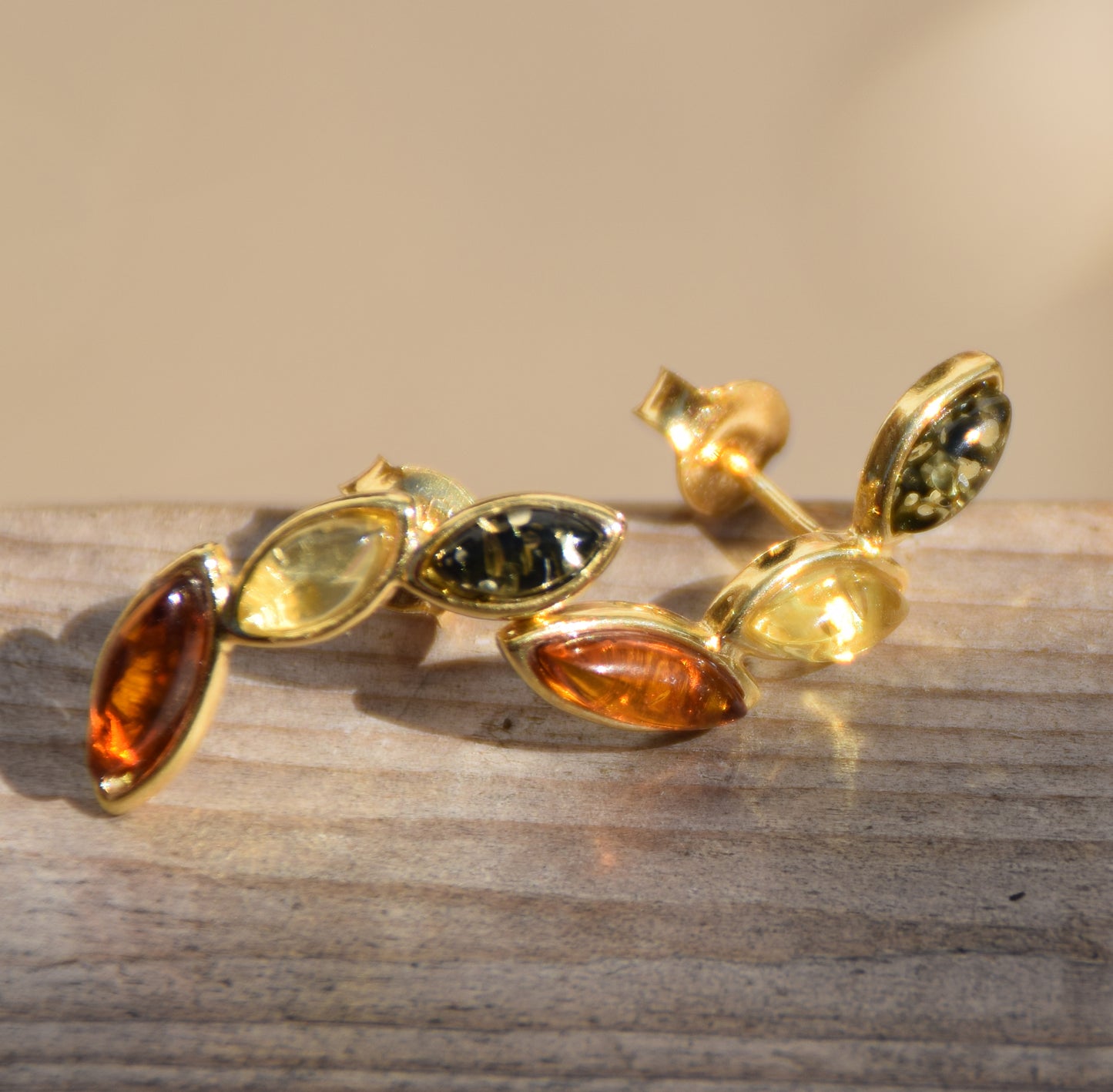 Eleganti orecchini floreali con Ambra naturale di varie tonalità e Argento 925 placcato Oro 18k, MJ Baltica, BZK193