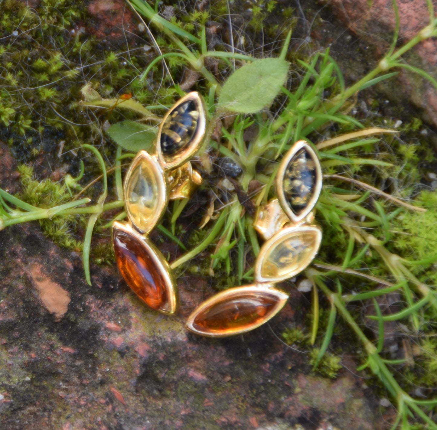 Eleganti orecchini floreali con Ambra naturale di varie tonalità e Argento 925 placcato Oro 18k, MJ Baltica, BZK193
