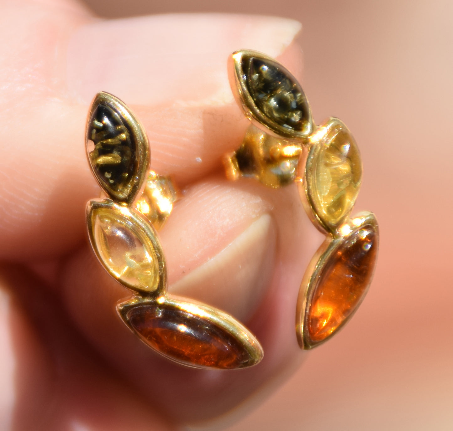 Eleganti orecchini floreali con Ambra naturale di varie tonalità e Argento 925 placcato Oro 18k, MJ Baltica, BZK193