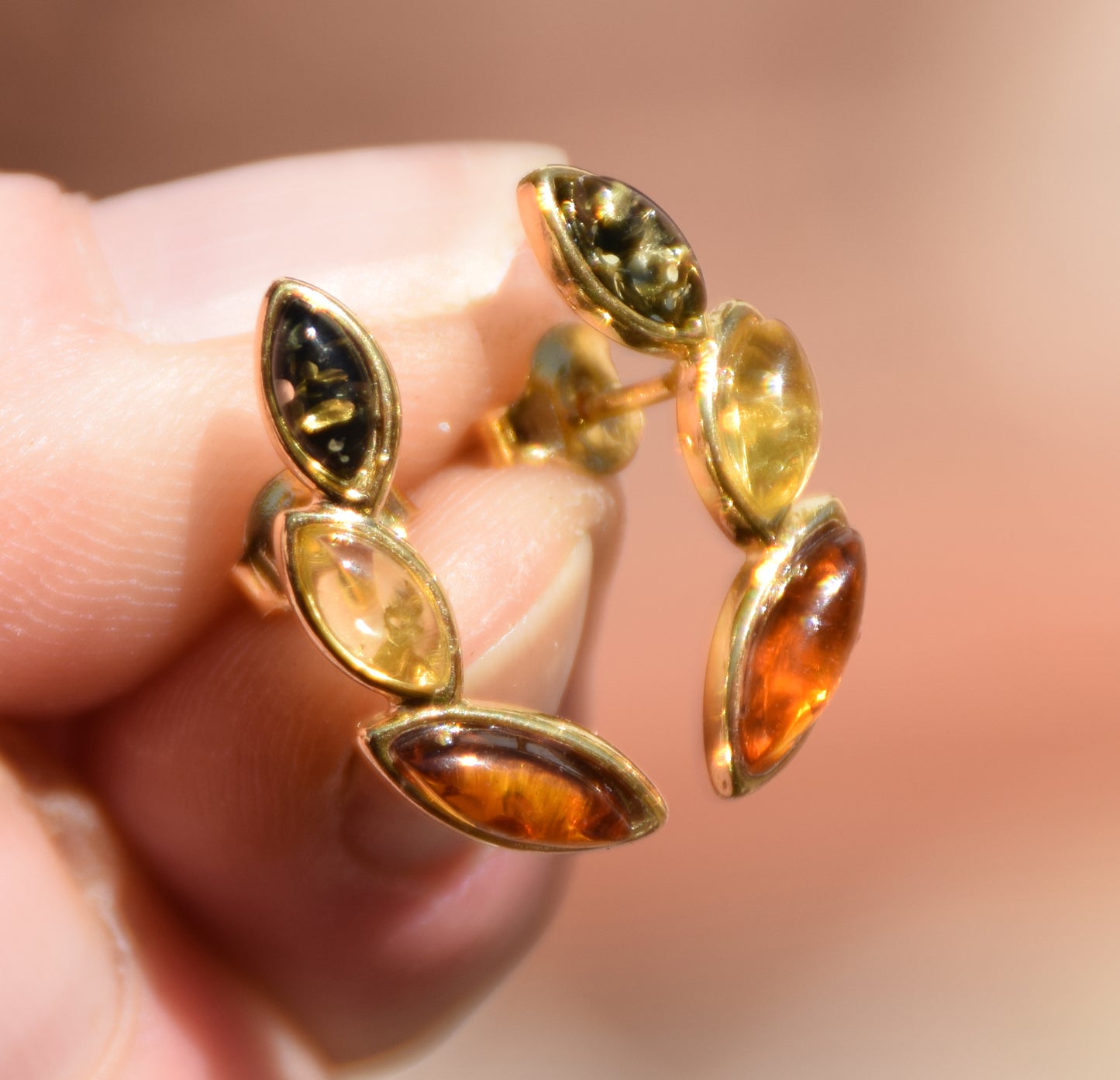 Eleganti orecchini floreali con Ambra naturale di varie tonalità e Argento 925 placcato Oro 18k, MJ Baltica, BZK193