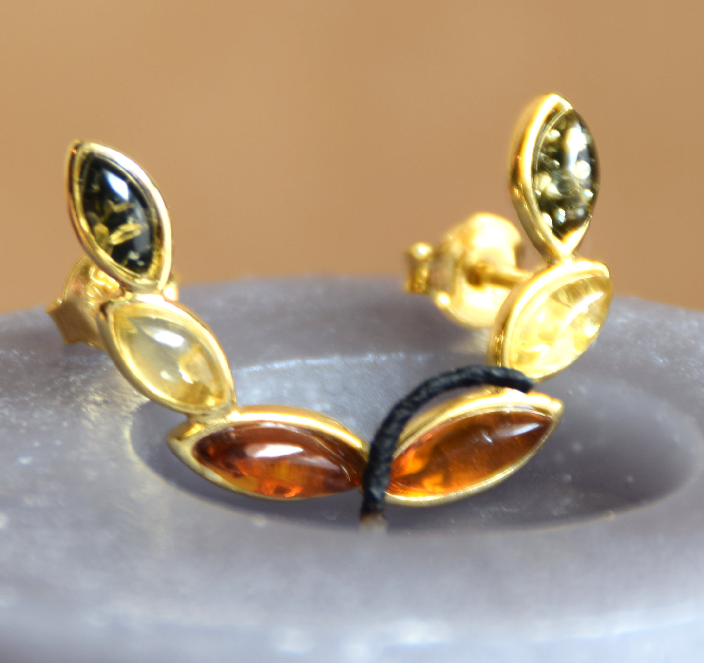Eleganti orecchini floreali con Ambra naturale di varie tonalità e Argento 925 placcato Oro 18k, MJ Baltica, BZK193
