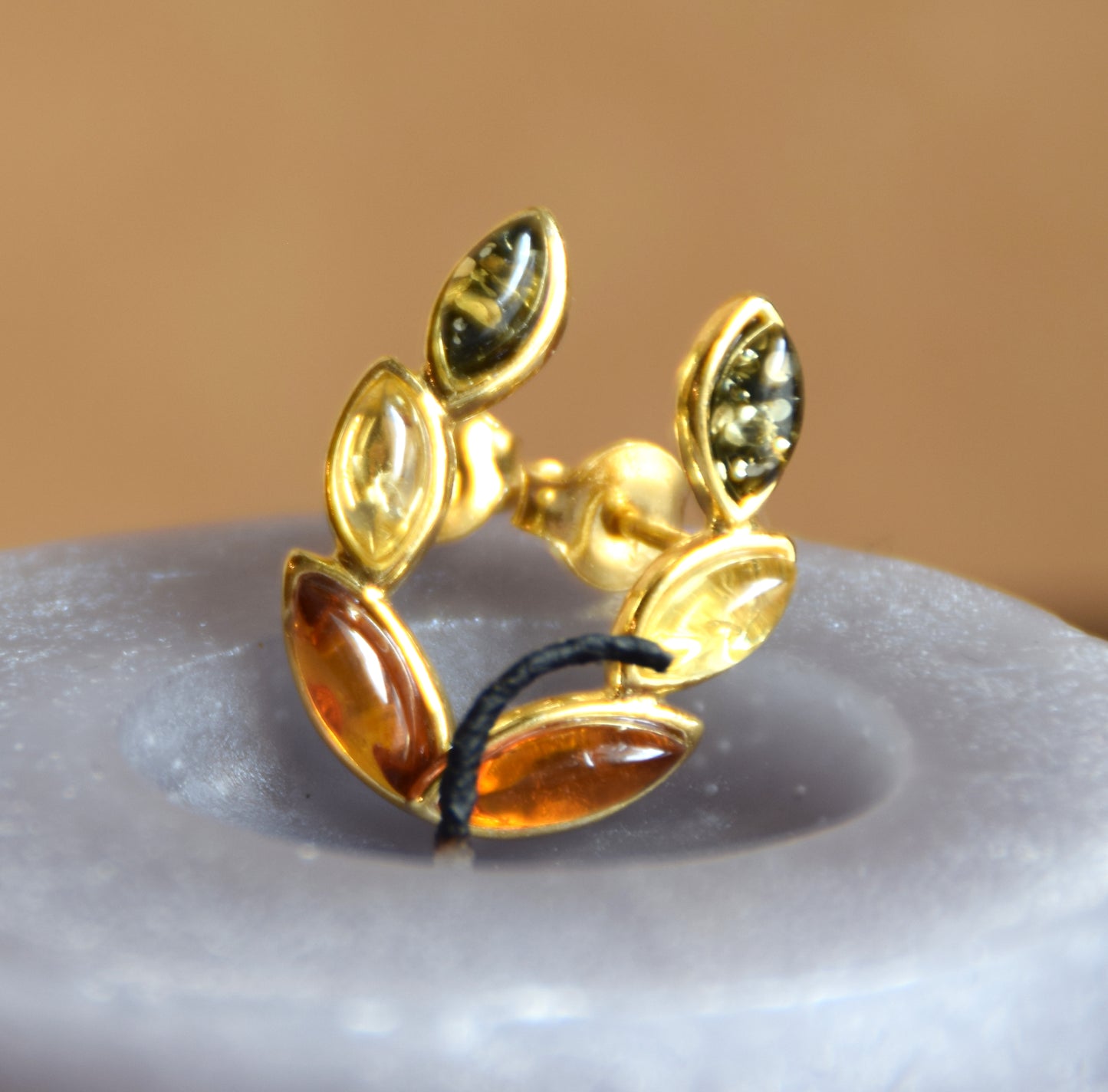 Eleganti orecchini floreali con Ambra naturale di varie tonalità e Argento 925 placcato Oro 18k, MJ Baltica, BZK193