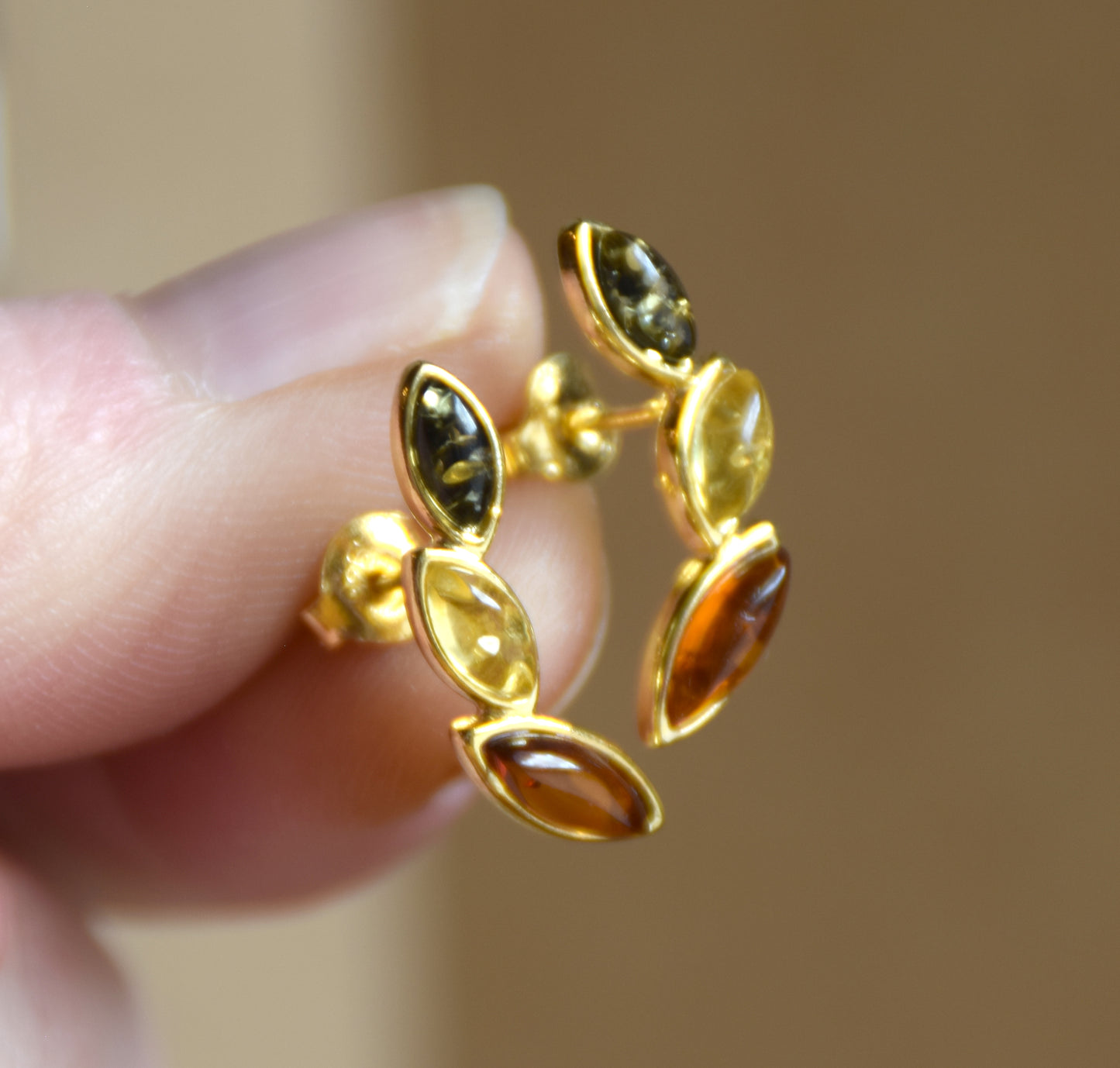 Eleganti orecchini floreali con Ambra naturale di varie tonalità e Argento 925 placcato Oro 18k, MJ Baltica, BZK193