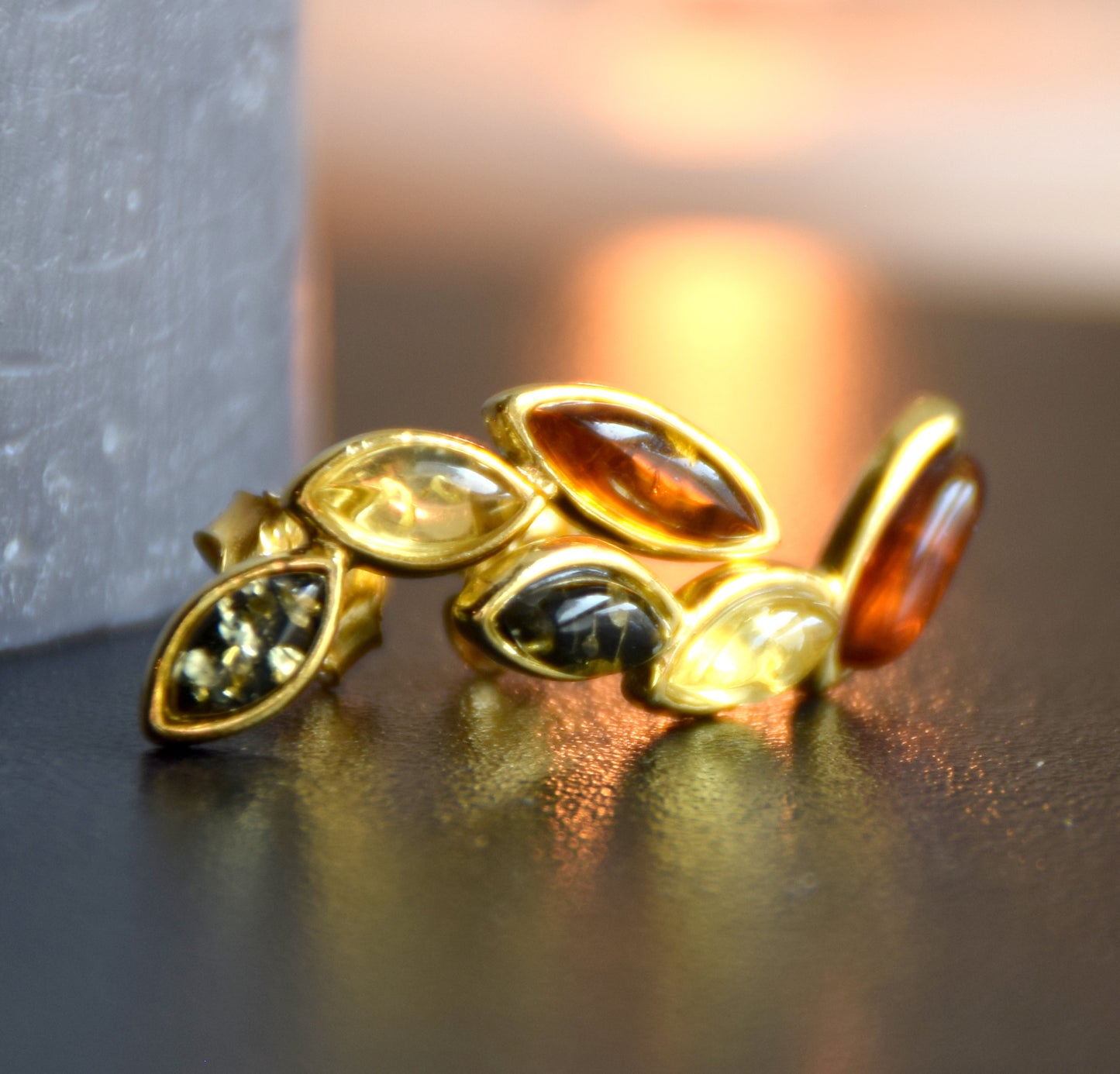 Eleganti orecchini floreali con Ambra naturale di varie tonalità e Argento 925 placcato Oro 18k, MJ Baltica, BZK193
