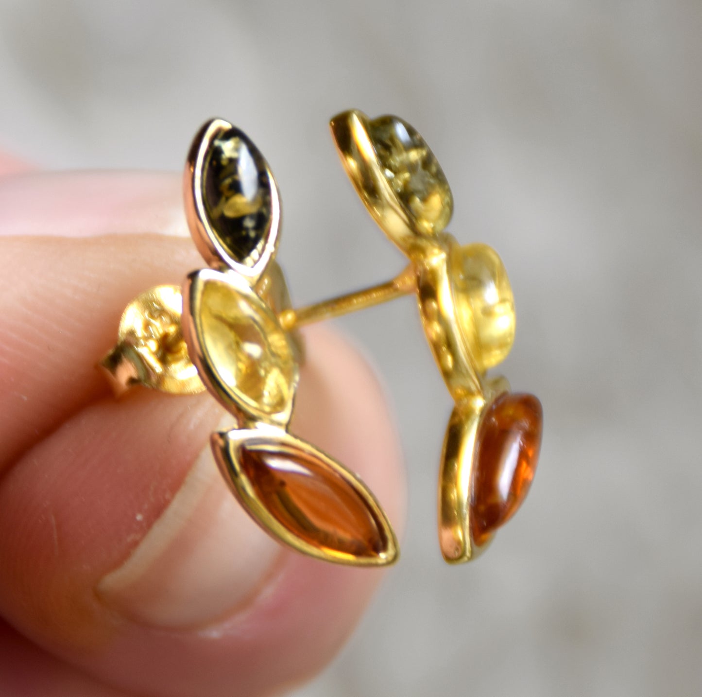 Eleganti orecchini floreali con Ambra naturale di varie tonalità e Argento 925 placcato Oro 18k, MJ Baltica, BZK193