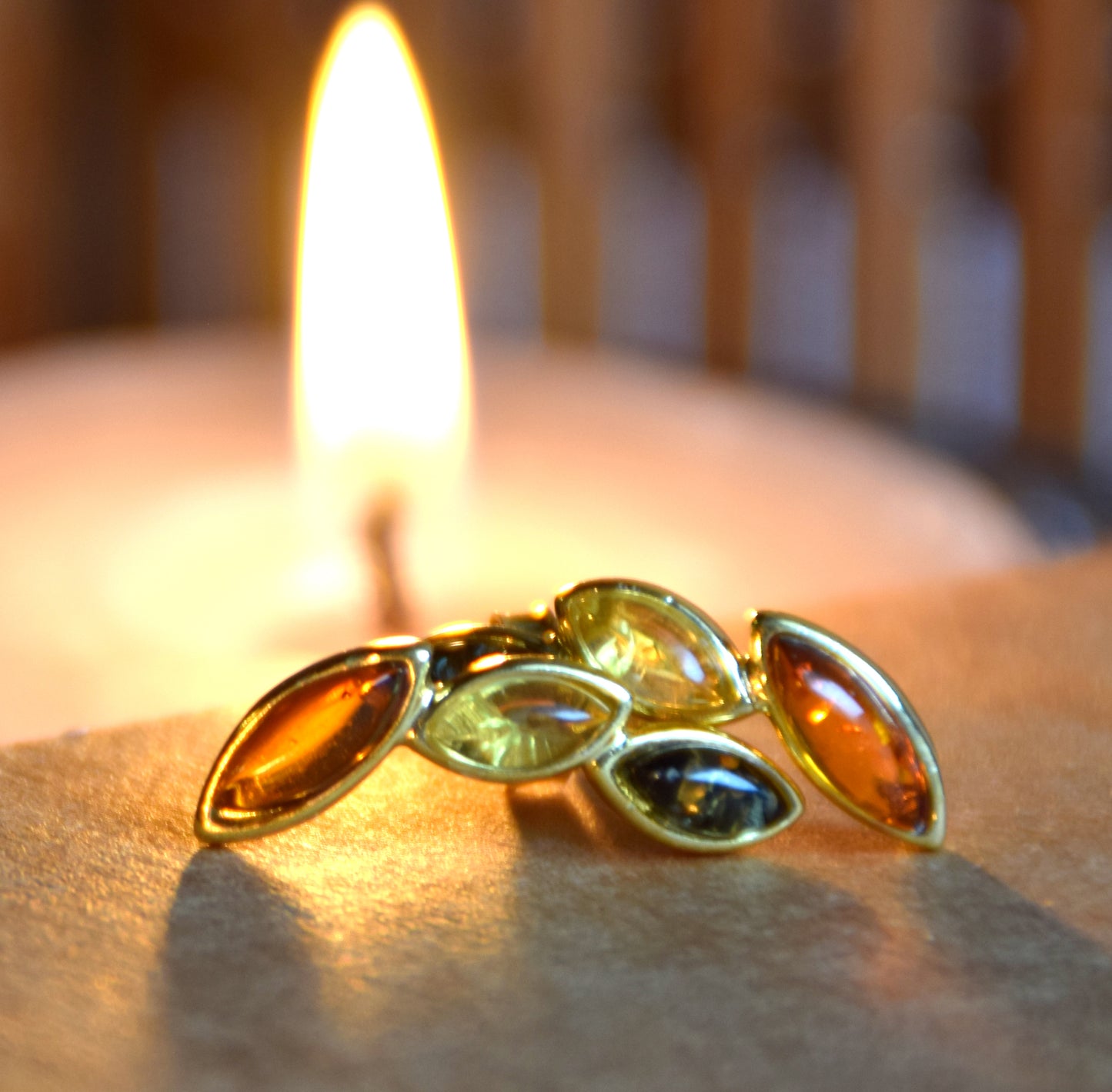 Eleganti orecchini floreali con Ambra naturale di varie tonalità e Argento 925 placcato Oro 18k, MJ Baltica, BZK193