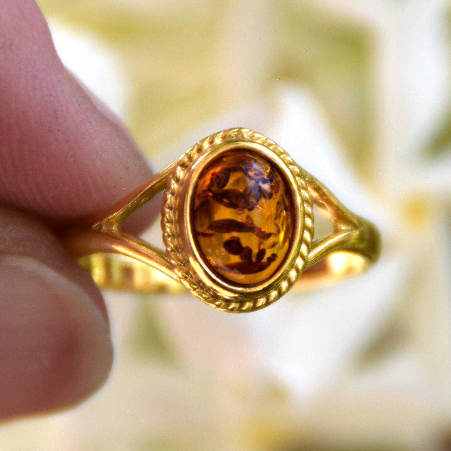 Classic vintage-style ring in cognac-colored natural amber and 18k gold-plated silver, MJ Baltica, BZP002