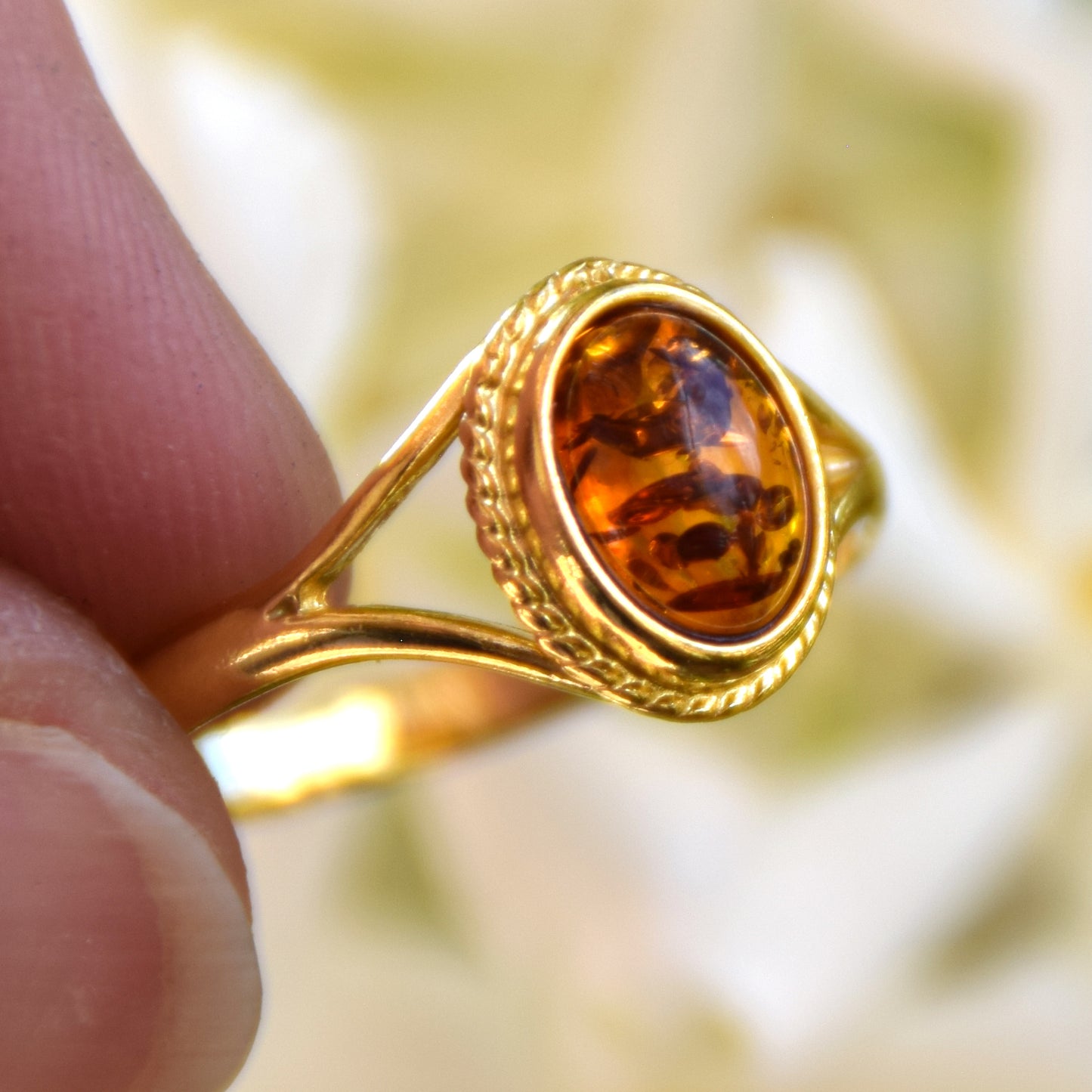 Classic vintage-style ring in cognac-colored natural amber and 18k gold-plated silver, MJ Baltica, BZP002