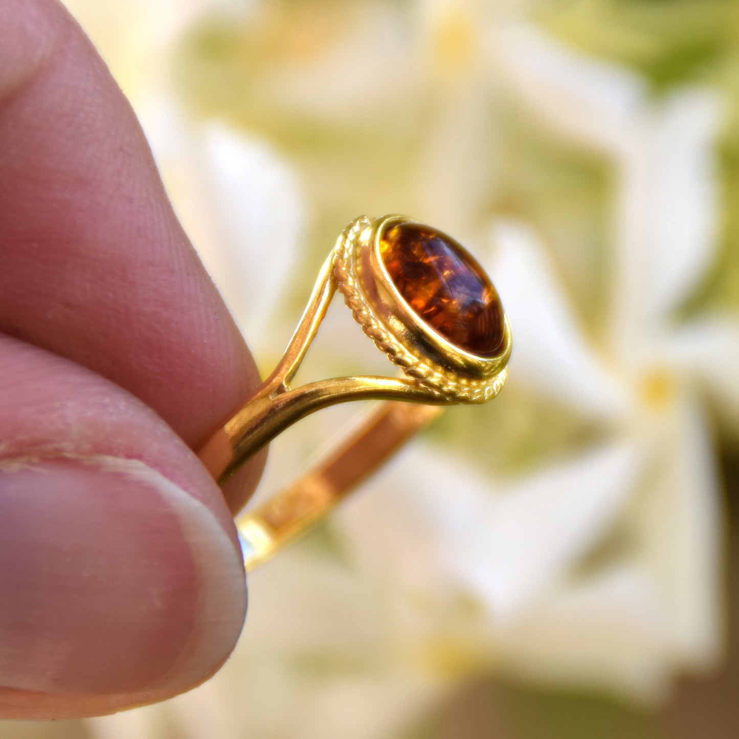 Classic vintage-style ring in cognac-colored natural amber and 18k gold-plated silver, MJ Baltica, BZP002