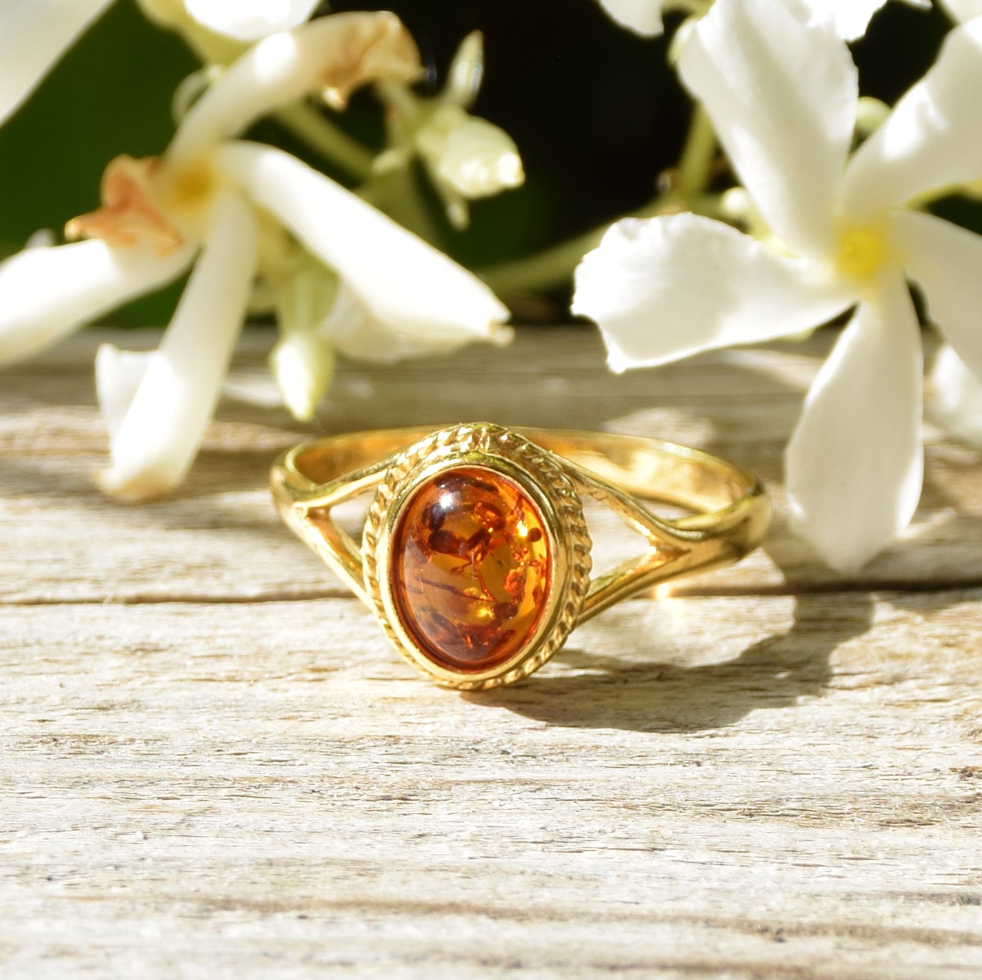 Classic vintage-style ring in cognac-colored natural amber and 18k gold-plated silver, MJ Baltica, BZP002