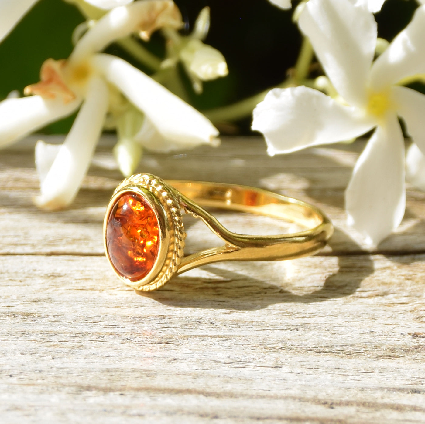 Classic vintage-style ring in cognac-colored natural amber and 18k gold-plated silver, MJ Baltica, BZP002
