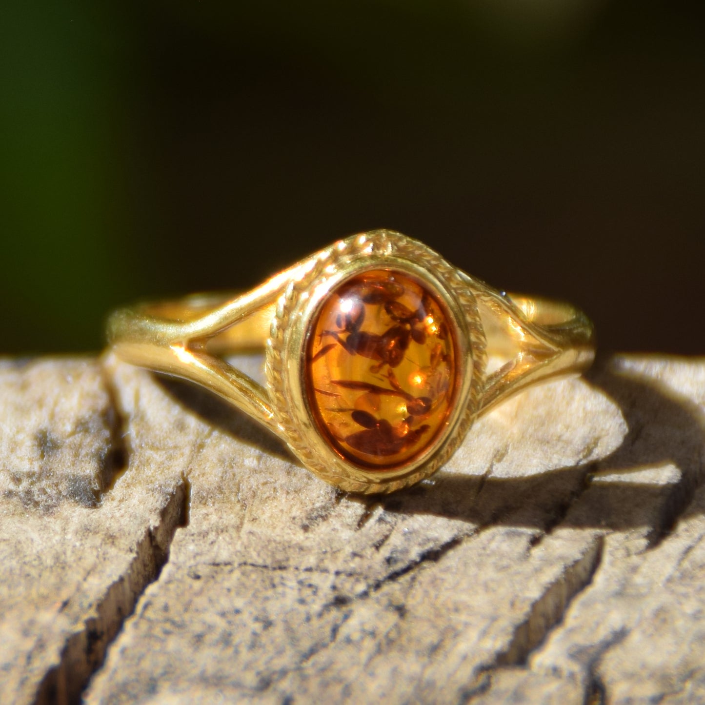 Classic vintage-style ring in cognac-colored natural amber and 18k gold-plated silver, MJ Baltica, BZP002